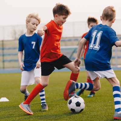 voetbal jonge kind