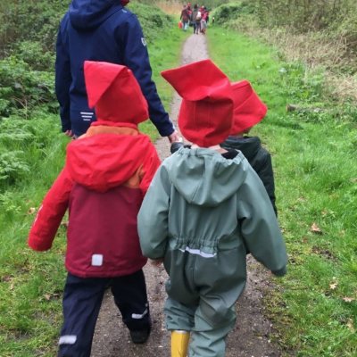 Kinderen die het Kabouterpad lopen