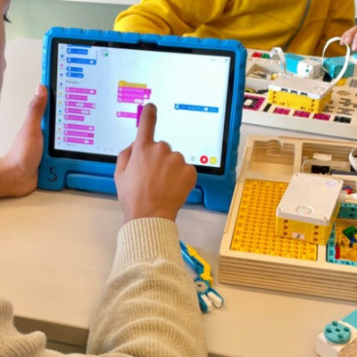 Leerling die op de Ipad aan het programmeren is