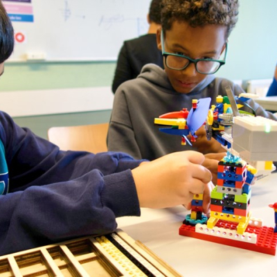 Kinderen die met Lego bouwen