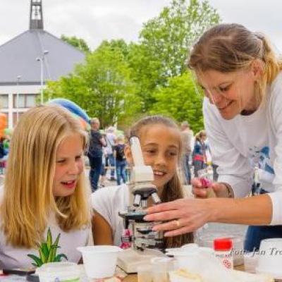 Kinderen die proefjes aan het doen zijn o.b.v. docente
