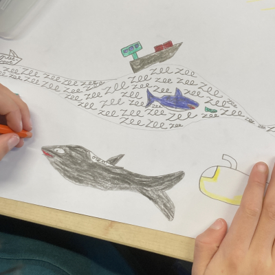 Kind is met potlood tekening met woorden aan het maken