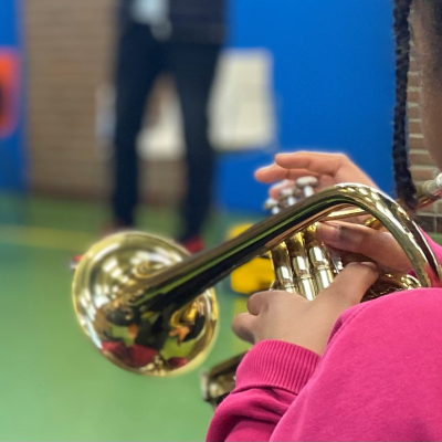 leerling die op een trompet speelt