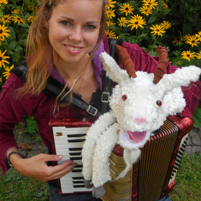 poppenspeelster Emma met Merlijn, het geitje