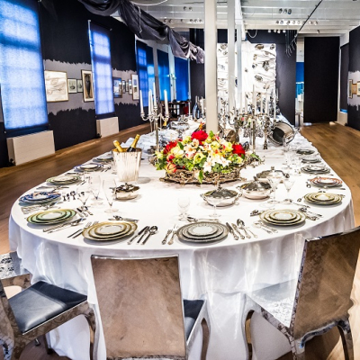Tafel gedekt met zilver servies