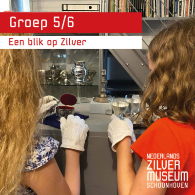 Leerlingen die tentoonstelling inrichten