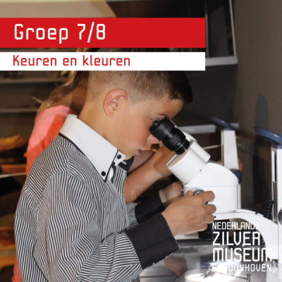 leerling die door microscoop kijkt
