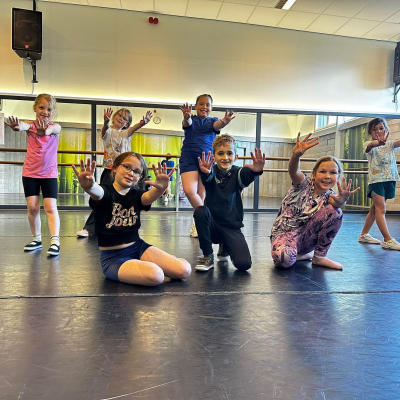 Groepje kinderen voor de spiegel