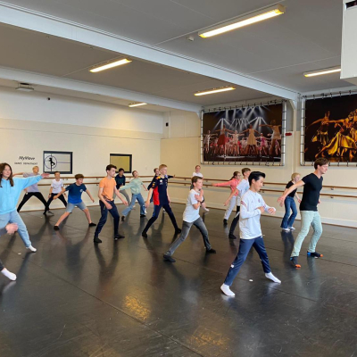 Groep jongeren aan het dansen in de studio