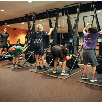 Kinderen op fitness apparaten