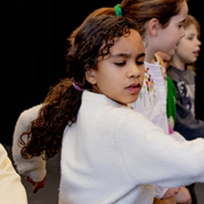 De afbeelding toont 4 kinderen aan het dansen
