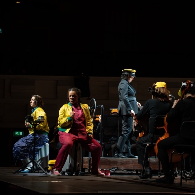 De afbeelding toont een scène uit een musical