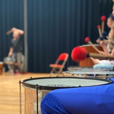 De afbeelding toont een groep percussie