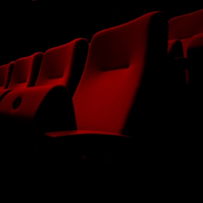 De afbeelding toont een theater tribune