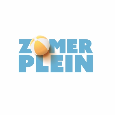 De afbeelding toont het logo van het Zomerplein blauwe letters met als letter O een strandbal die geel met wit gestreept is