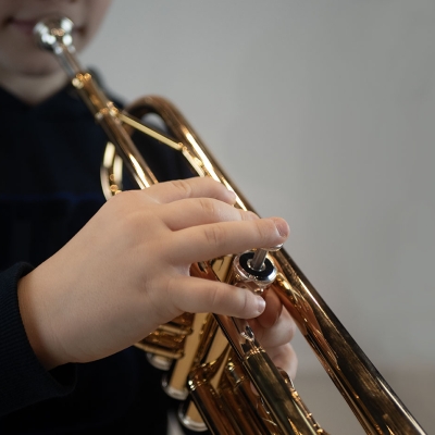 kind speelt trompet