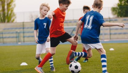 voetbal jonge kind