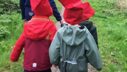 Kinderen die het Kabouterpad lopen