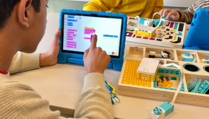 Leerling die op de Ipad aan het programmeren is