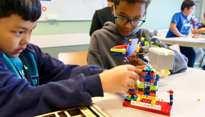 Kinderen die met Lego bouwen