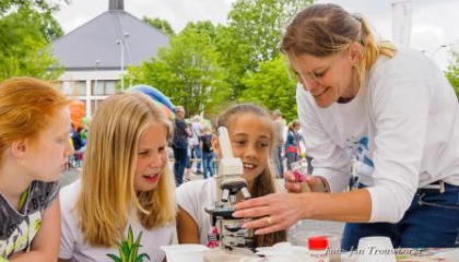 Kinderen die proefjes aan het doen zijn o.b.v. docente