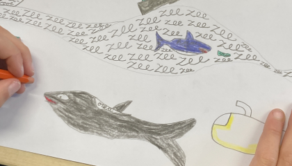 Kind is met potlood tekening met woorden aan het maken