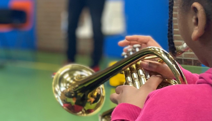 leerling die op een trompet speelt