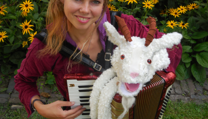 poppenspeelster Emma met Merlijn, het geitje