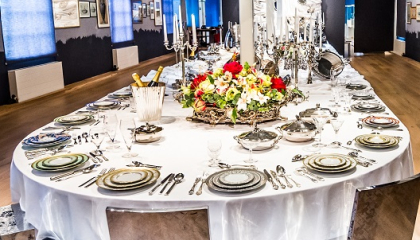 Tafel gedekt met zilver servies