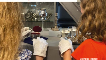 Leerlingen die tentoonstelling inrichten