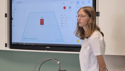 Docente Ilse bij 3D printer