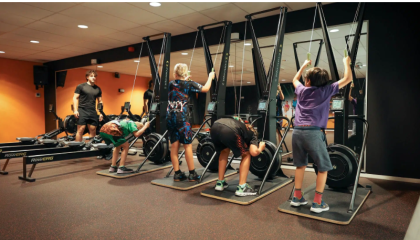 Kinderen op fitness apparaten