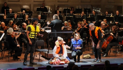 De afbeelding toont een orkest