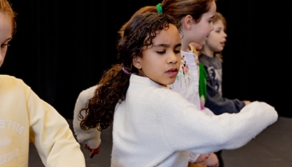 De afbeelding toont 4 kinderen aan het dansen