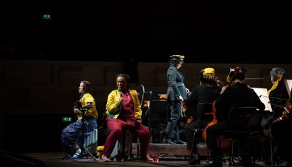 De afbeelding toont een scène uit een musical