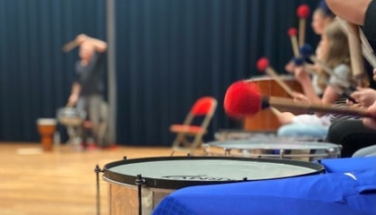 De afbeelding toont een groep percussie