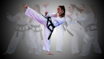 De afbeelding toont een taekwondoka in verschillende posities