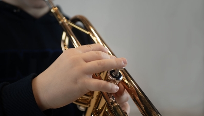 kind speelt trompet