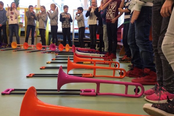 Kinderen met trompetten