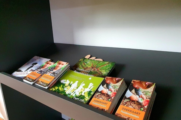 Afbeelding van kast met routekaarten