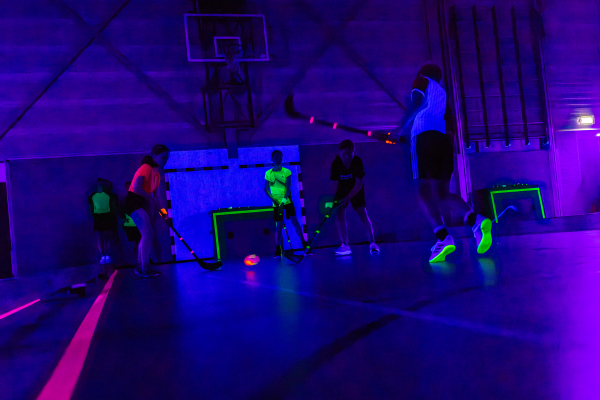 Jeugd die glow in the dark hockey spelen