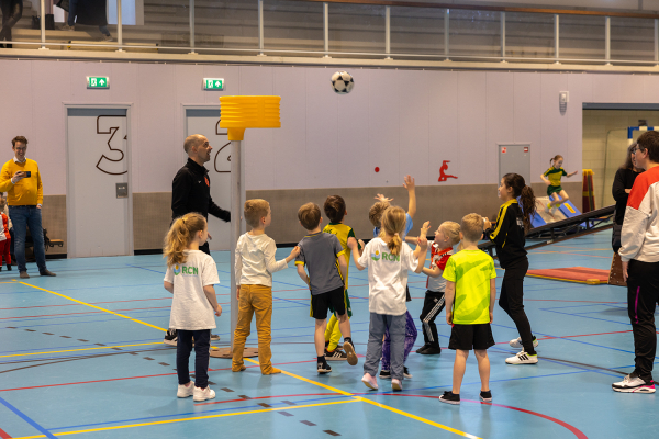 Kinderen die korfbal spelen
