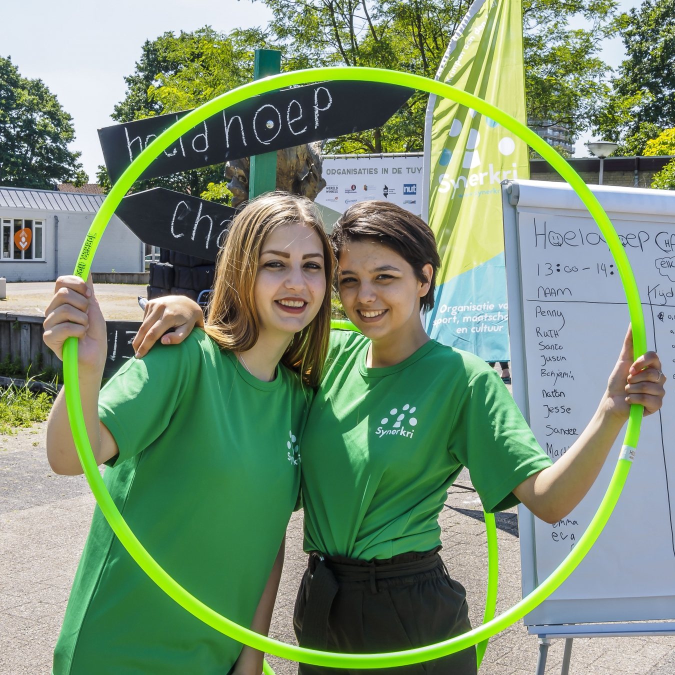 stagiaires tijdens buitenspeeldag