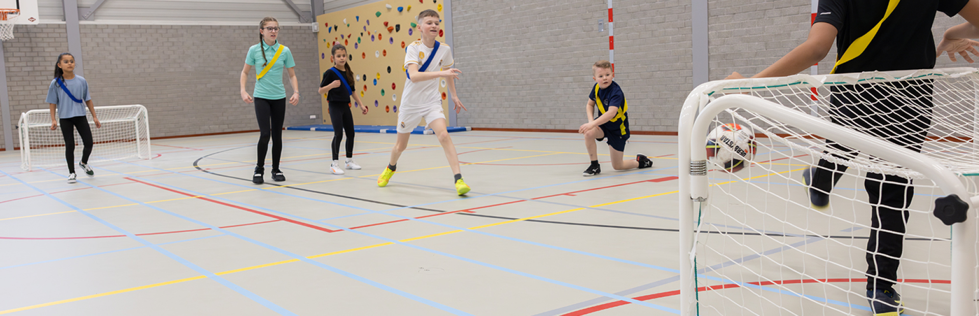 kinderen die aan het voetballen zijn